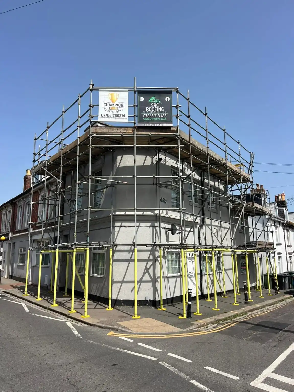 Wraparound Champion scaffold to a corner building in East Sussex